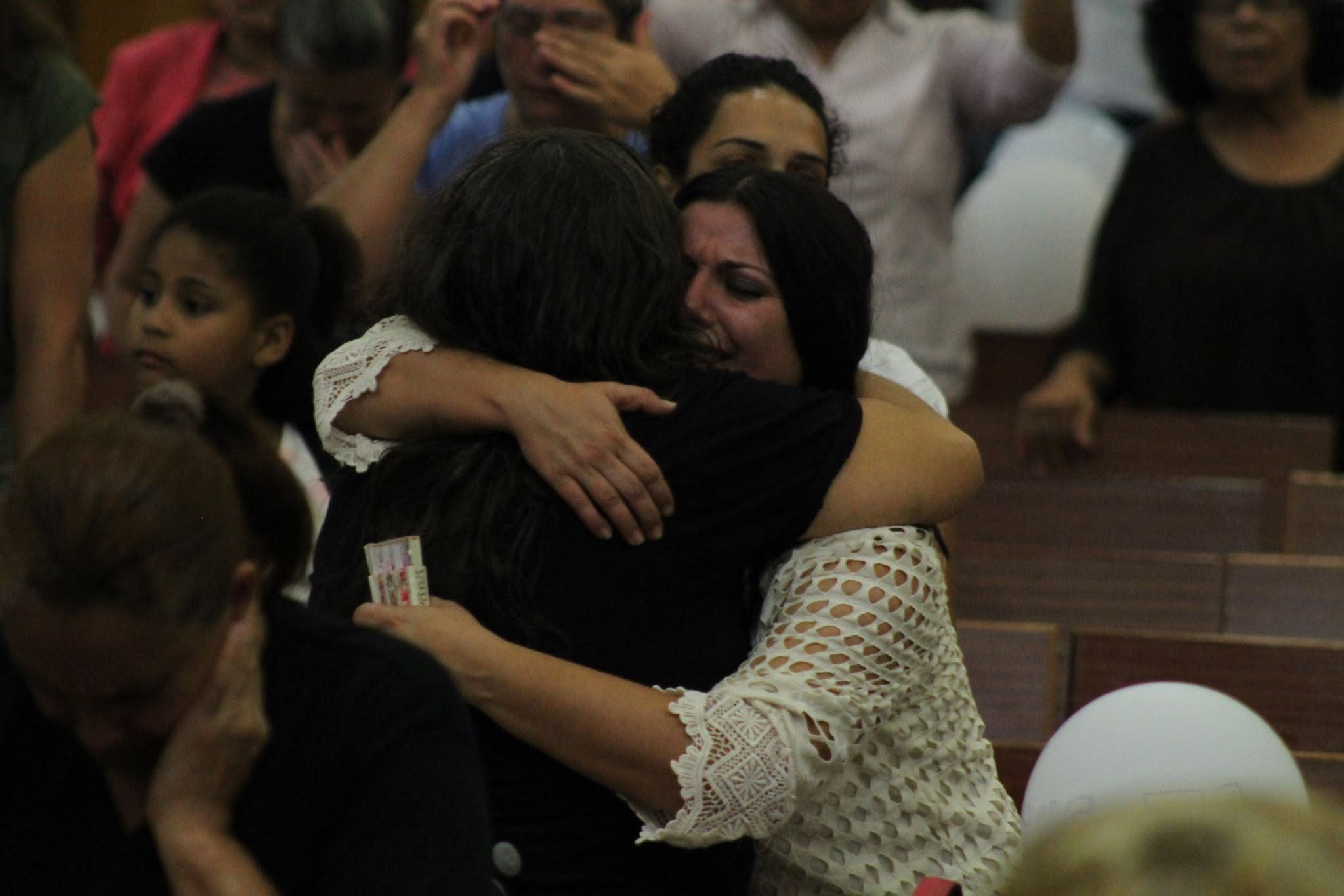 abrazo antigua mujer